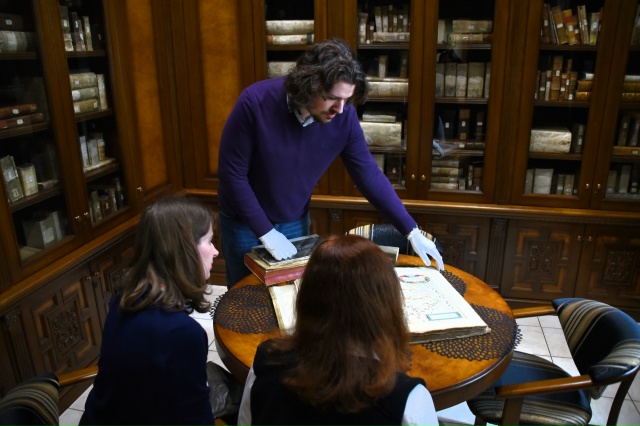 СОТРУДНИКИ ПРЕДСТАВИТЕЛЬСТВА МИД РОССИИ ПОЗНАКОМИЛИСЬ С КНИЖНЫМИ СОКРОВИЩАМИ КАЛИНИНГРАДА