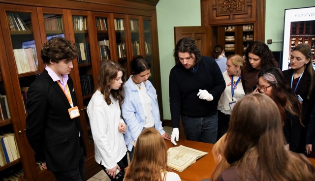 СОКРОВИЩА КНИЖНОЙ КУЛЬТУРЫ: ГЕРЦЕНОВЦЫ ПОЗНАКОМИЛИСЬ С УНИКАЛЬНЫМИ КОЛЛЕКЦИЯМИ НАШЕГО ЦЕНТРА