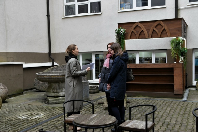 СОТРУДНИКИ ПРЕДСТАВИТЕЛЬСТВА МИД РОССИИ ПОЗНАКОМИЛИСЬ С КНИЖНЫМИ СОКРОВИЩАМИ КАЛИНИНГРАДА