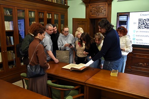 ПРЕЕМСТВЕННОСТЬ ТРАДИЦИЙ: ВЫПУСКНИКИ-ЭКСКУРСОВОДЫ БФУ ПОСЕТИЛИ КУЛЬТУРНО-ПРОСВЕТИТЕЛЬСКИЙ ЦЕНТР