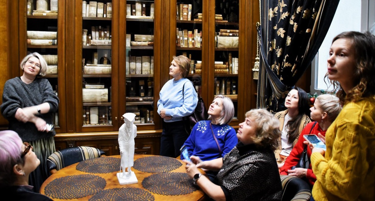 БУДУЩИЕ ГИДЫ ПОГРУЗИЛИСЬ В МИР РЕДКИХ КНИГ И ИСКУССТВА